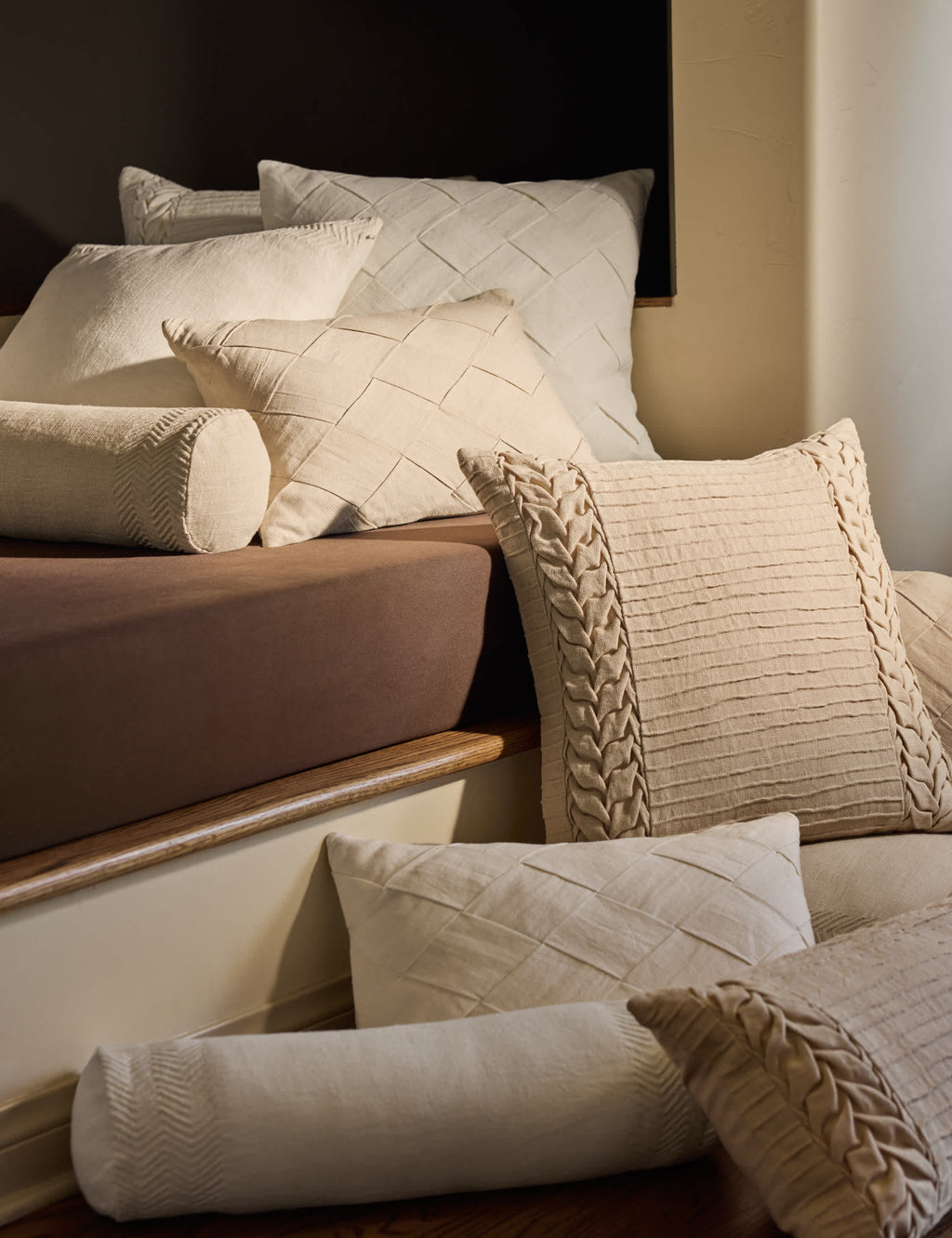 Coussin en lin à texture tissée Argil par Élan Byrd