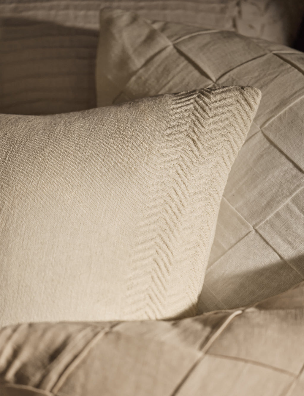 Coussin en lin à texture tissée Argil par Élan Byrd