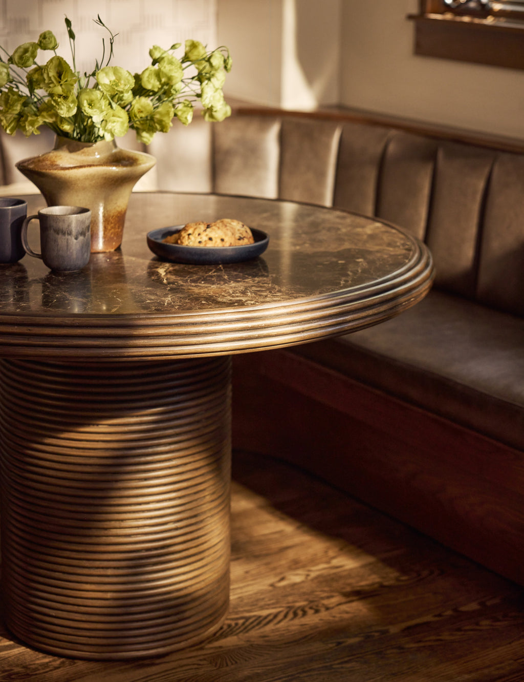 Table à manger en marbre Brume par Élan Byrd