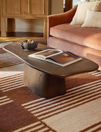 Table basse Scoria par Élan Byrd