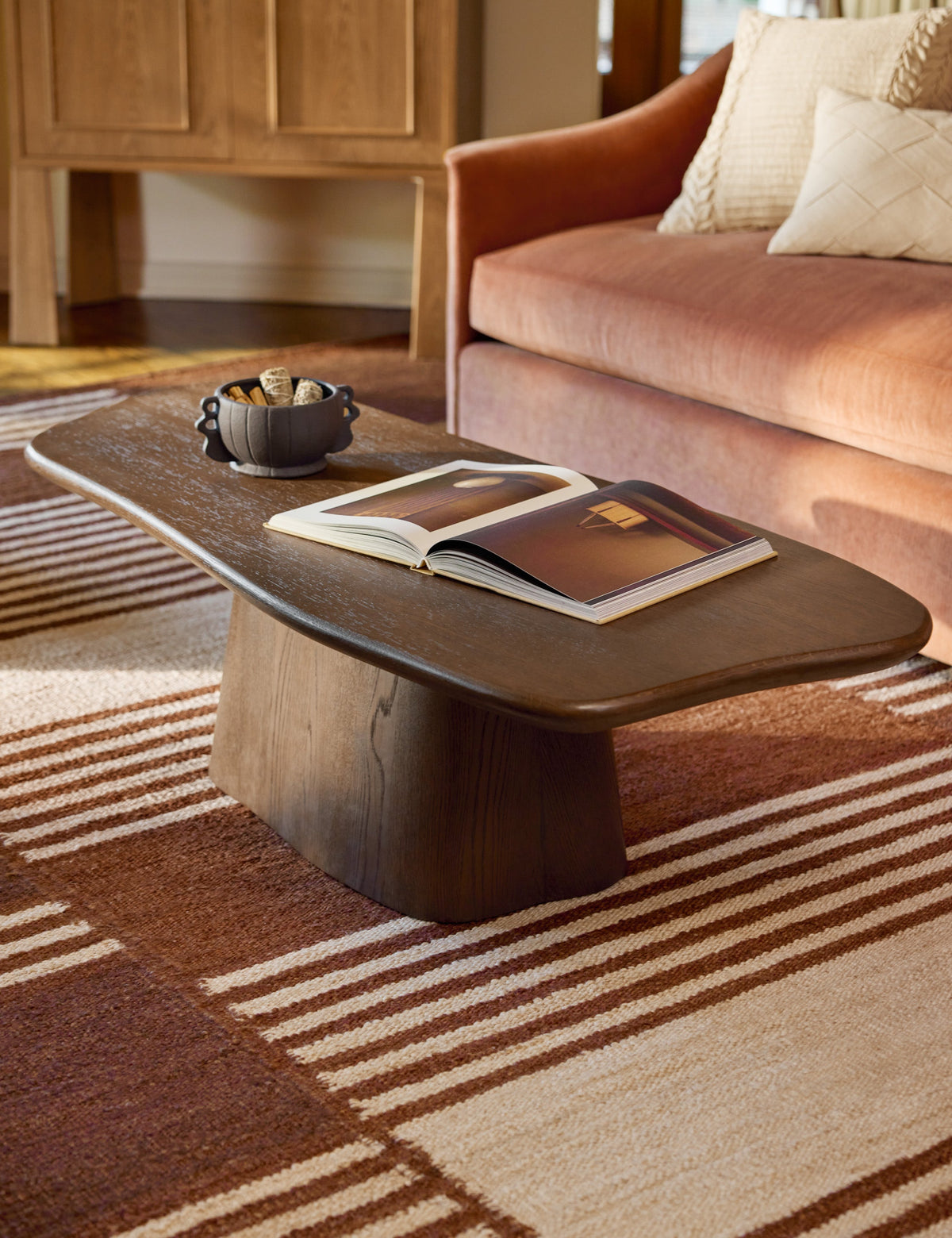 Table basse Scoria par Élan Byrd