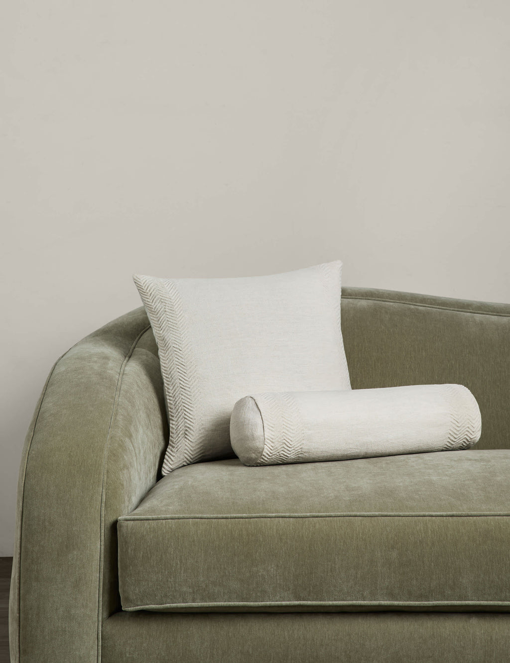Coussin en lin à texture tissée Argil par Élan Byrd