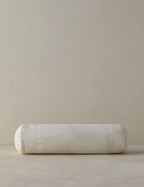 Coussin en lin à texture tissée Argil par Élan Byrd