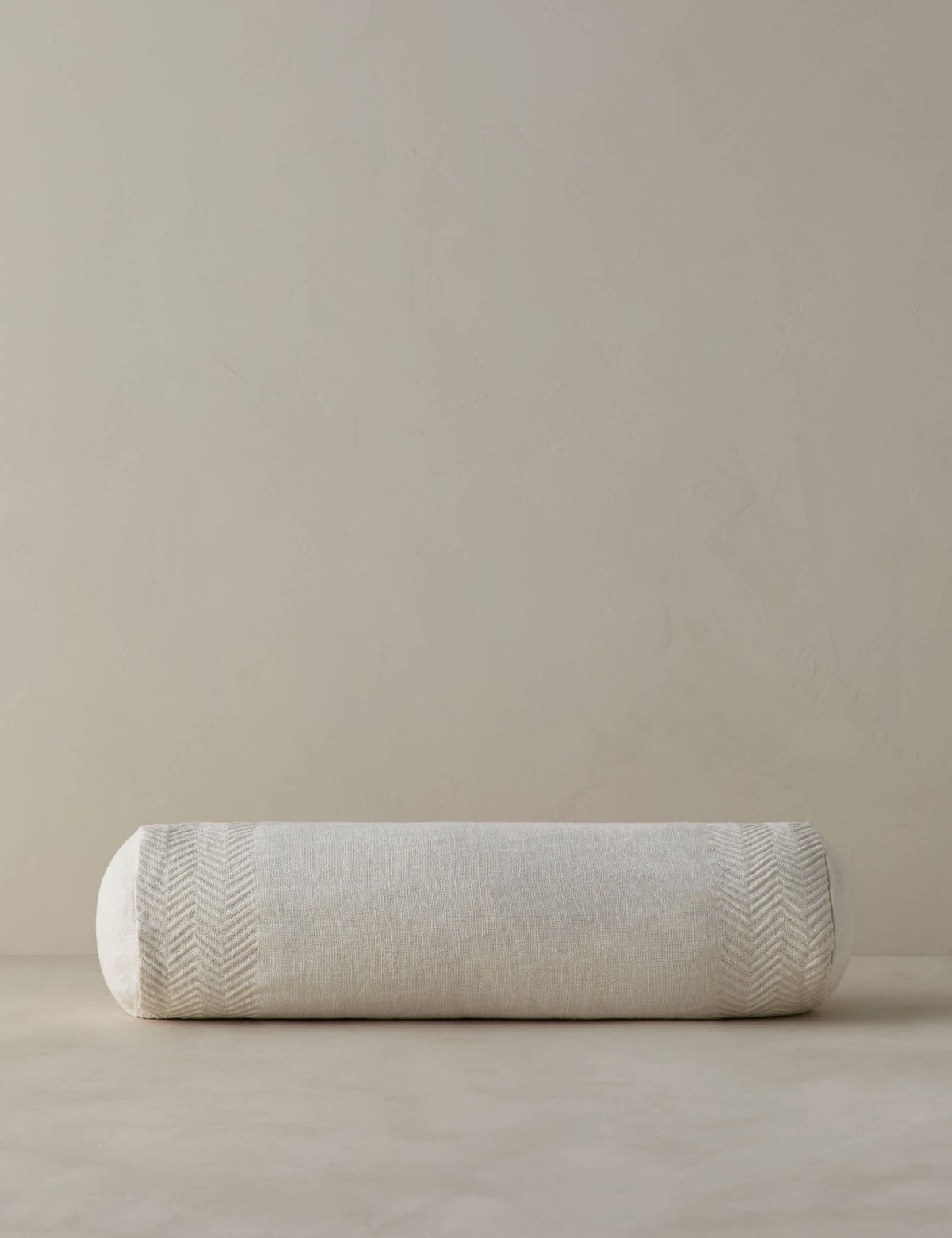 Coussin en lin à texture tissée Argil par Élan Byrd