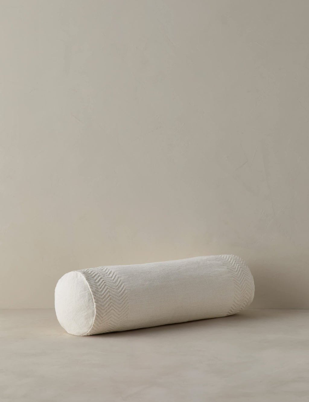 Coussin en lin à texture tissée Argil par Élan Byrd