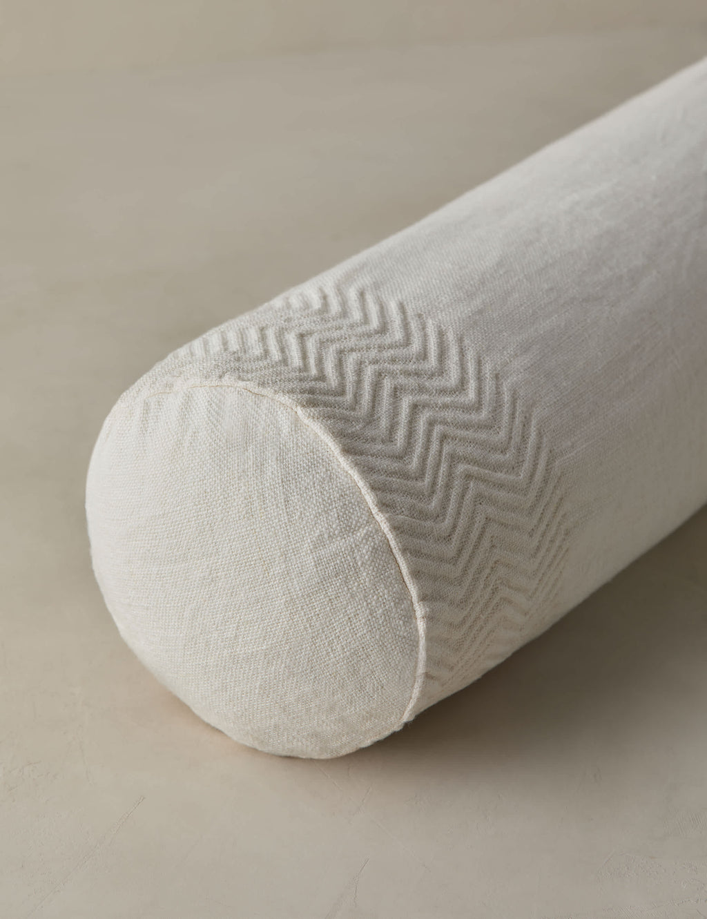 Coussin en lin à texture tissée Argil par Élan Byrd