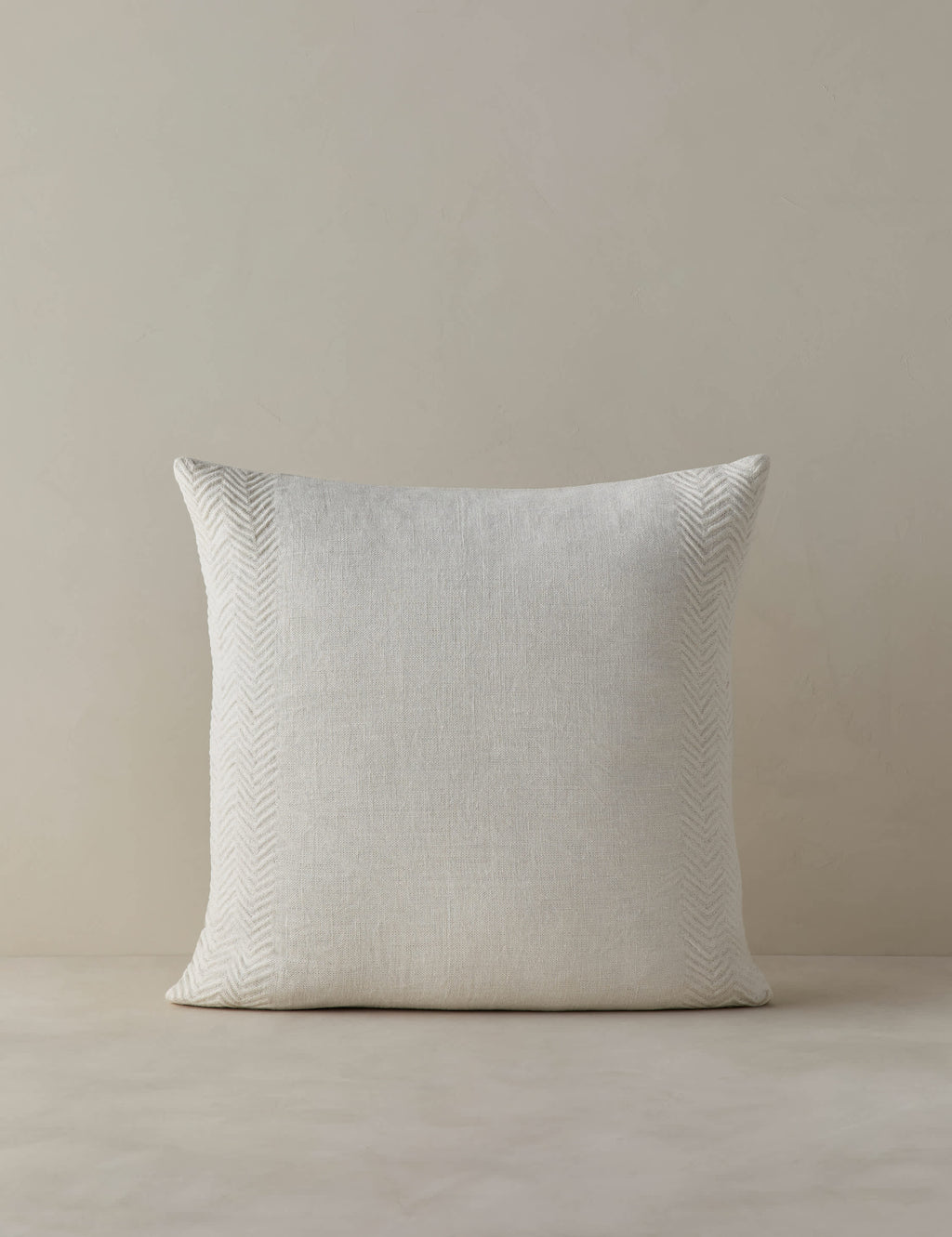 Coussin en lin à texture tissée Argil par Élan Byrd