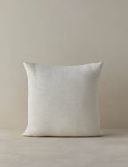Coussin en lin à texture tissée Argil par Élan Byrd