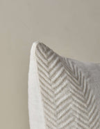 Coussin en lin à texture tissée Argil par Élan Byrd