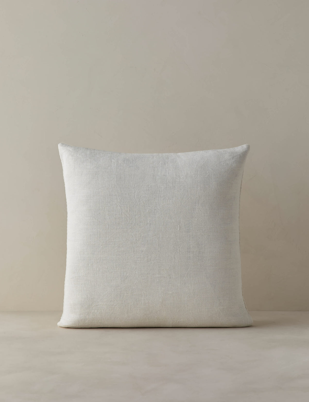 Coussin en lin à texture tissée Argil par Élan Byrd