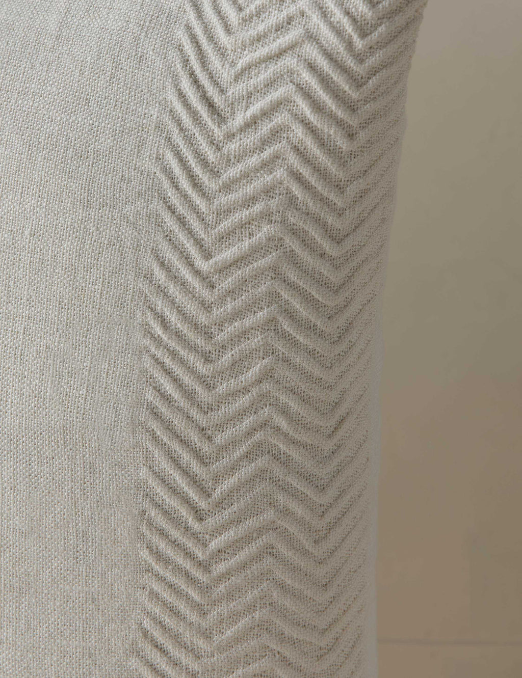 Coussin en lin à texture tissée Argil par Élan Byrd