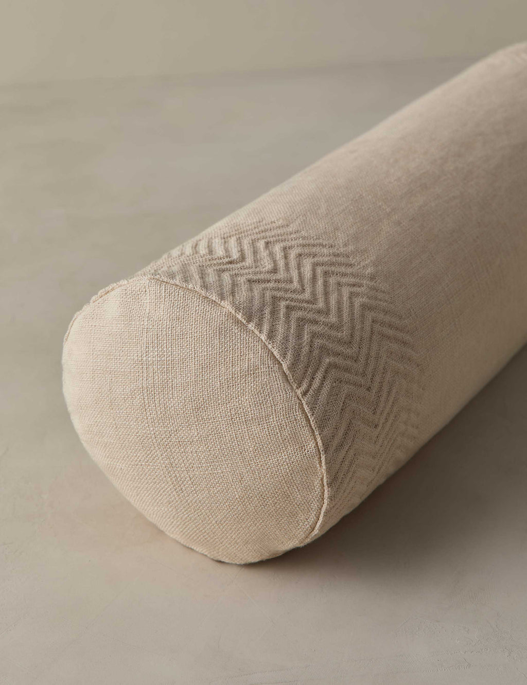 Coussin en lin à texture tissée Argil par Élan Byrd