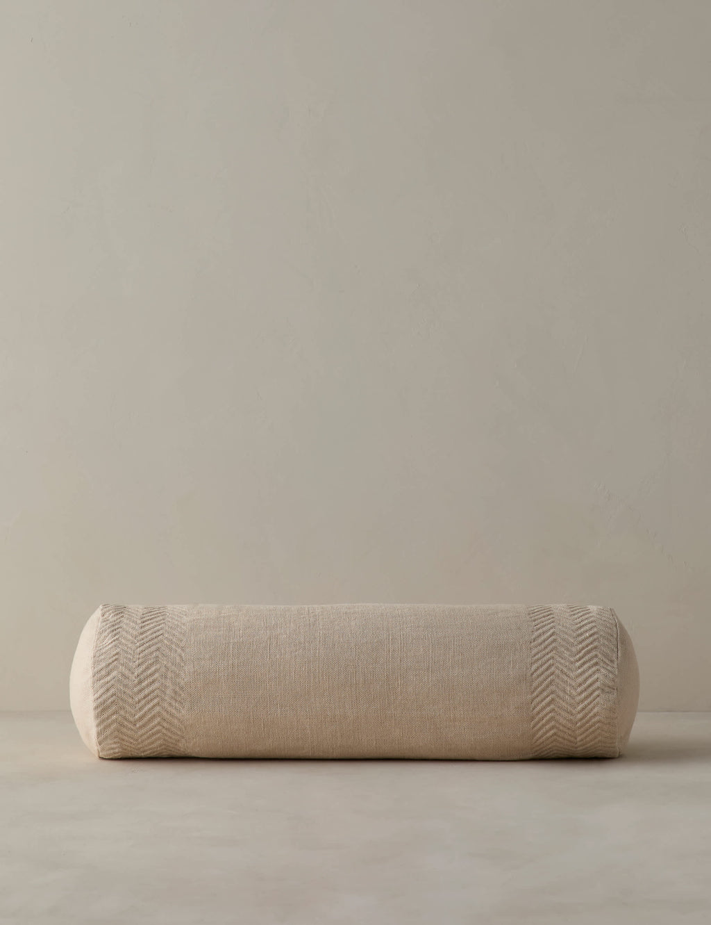 Coussin en lin à texture tissée Argil par Élan Byrd