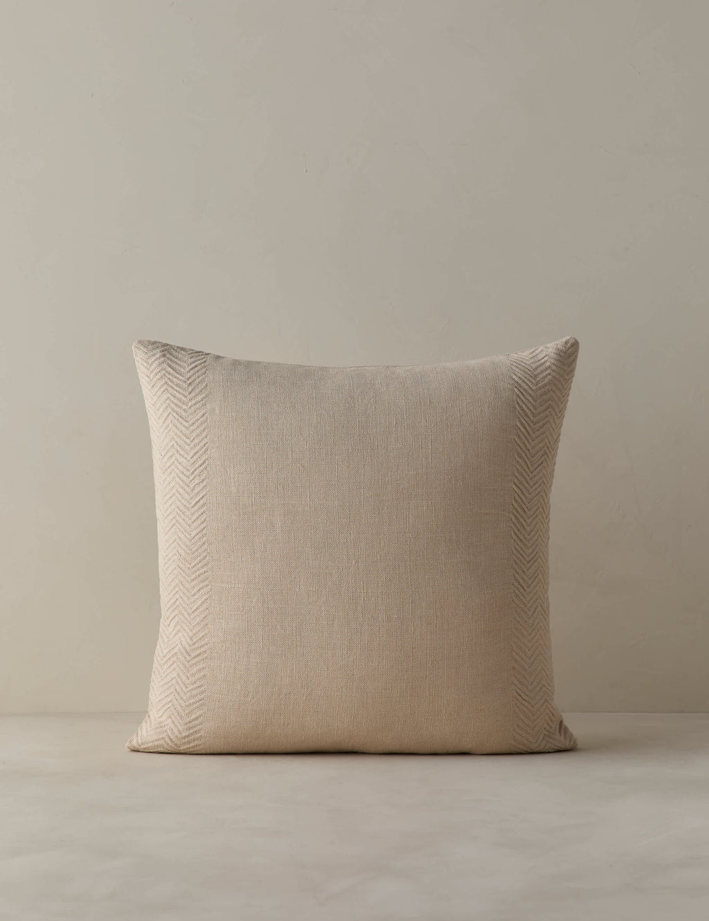 Coussin en lin à texture tissée Argil par Élan Byrd