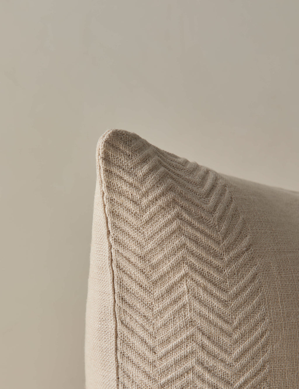 Coussin en lin à texture tissée Argil par Élan Byrd