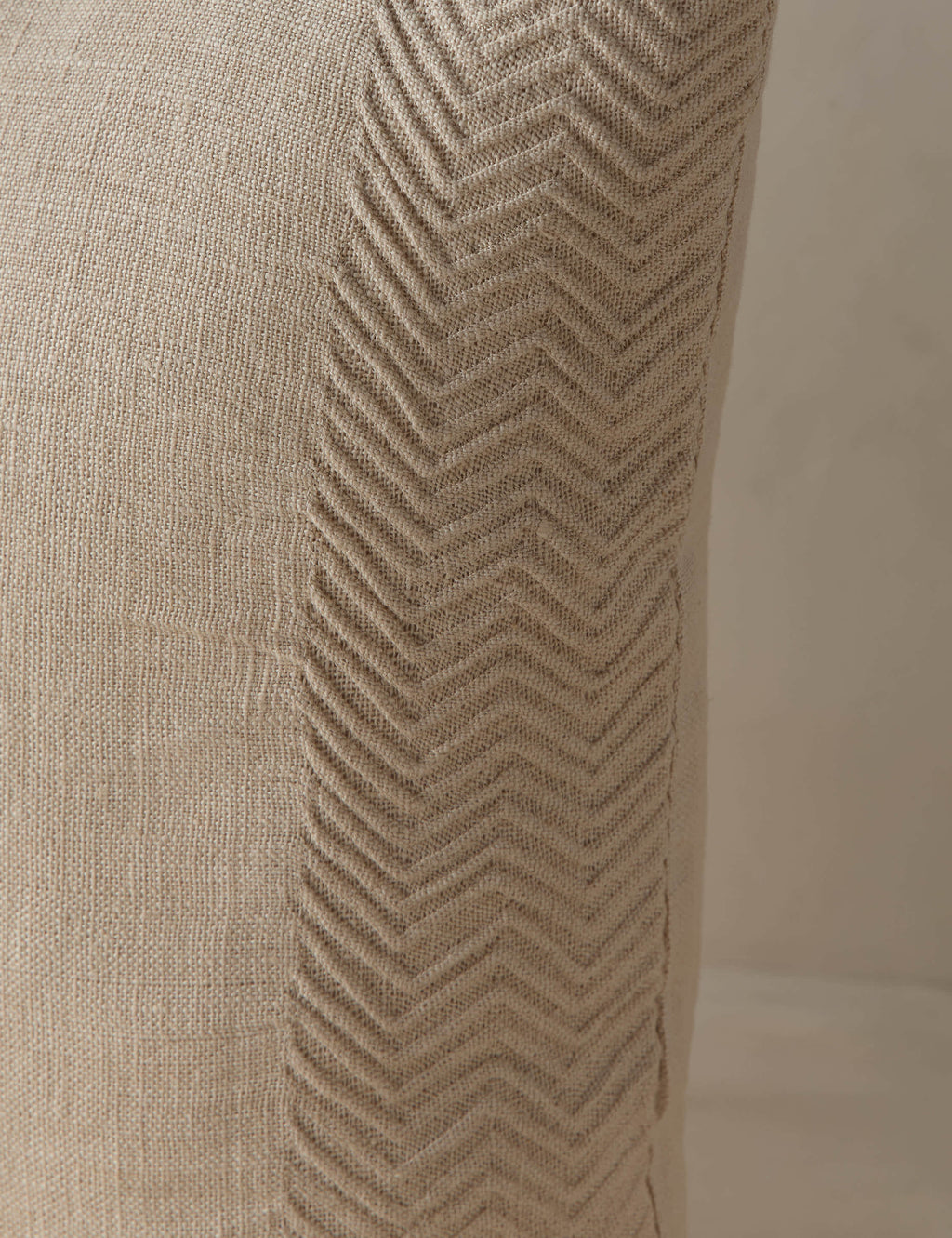 Coussin en lin à texture tissée Argil par Élan Byrd