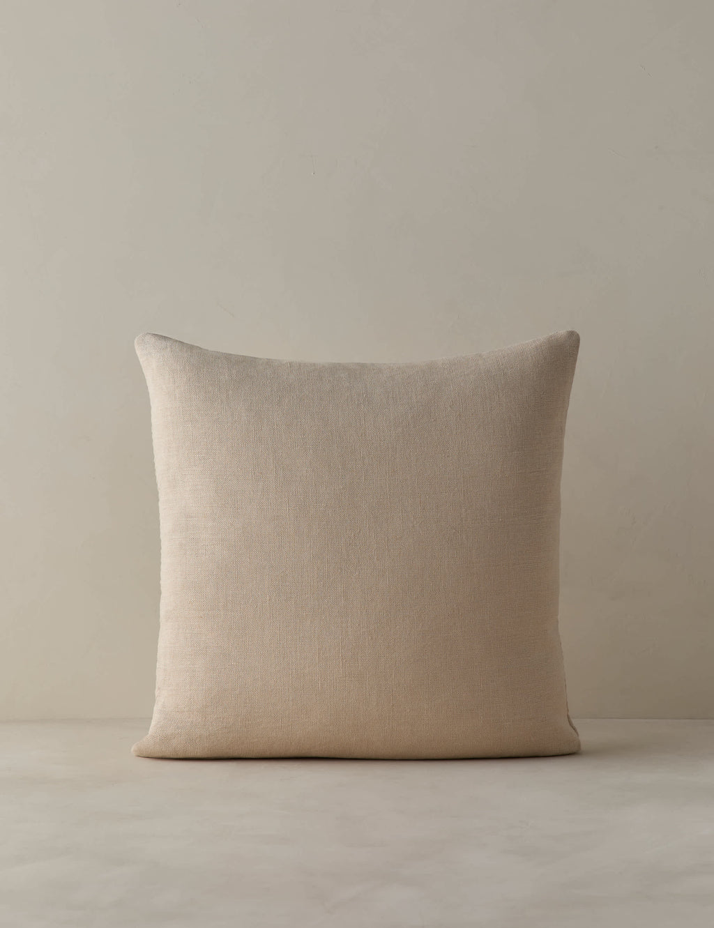 Coussin en lin à texture tissée Argil par Élan Byrd