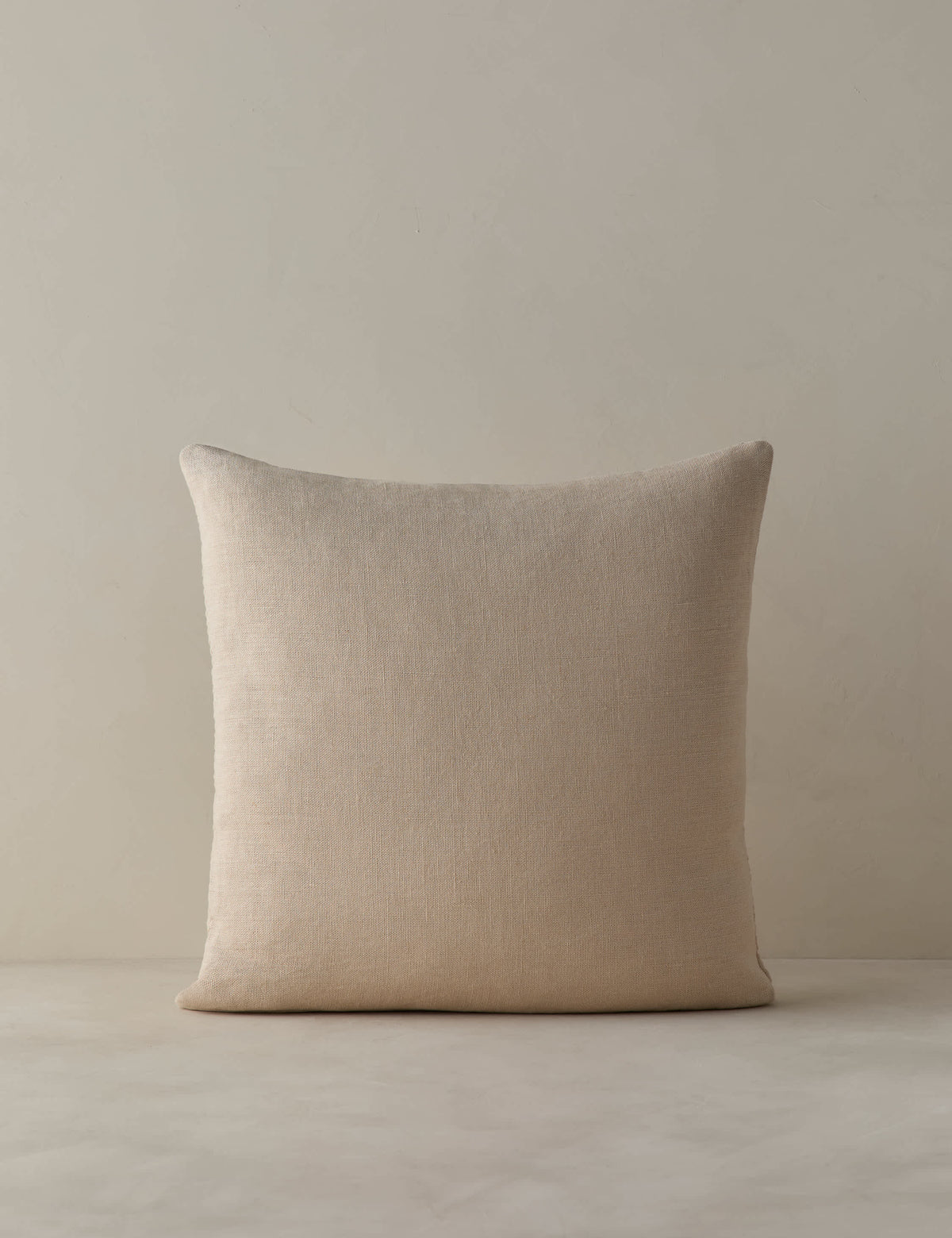 Coussin en lin à texture tissée Argil par Élan Byrd