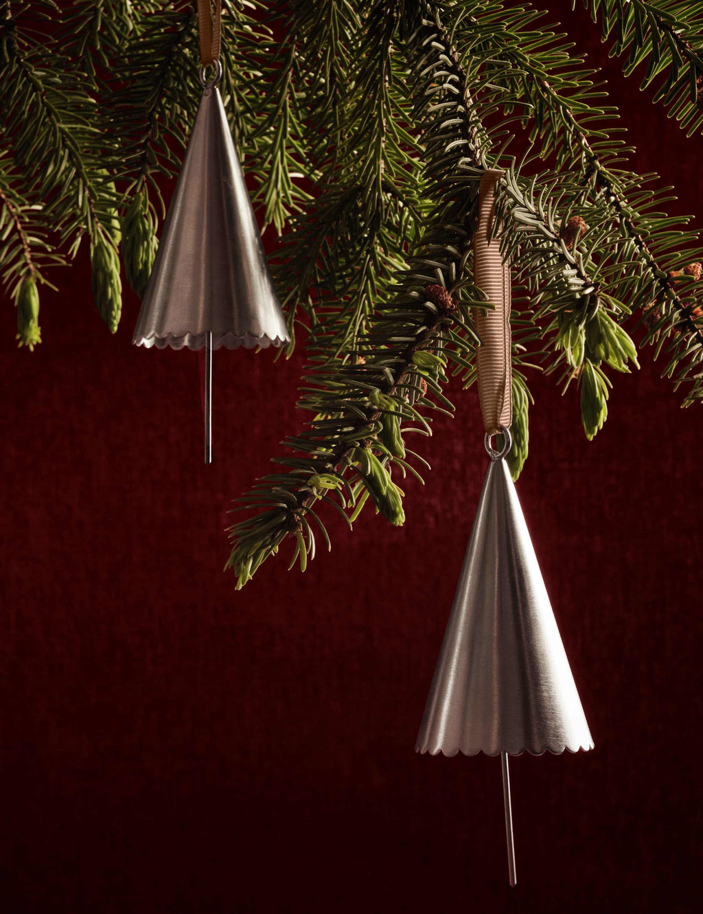Ornements en forme de cloche conique (lot de 2) de Ferm Living